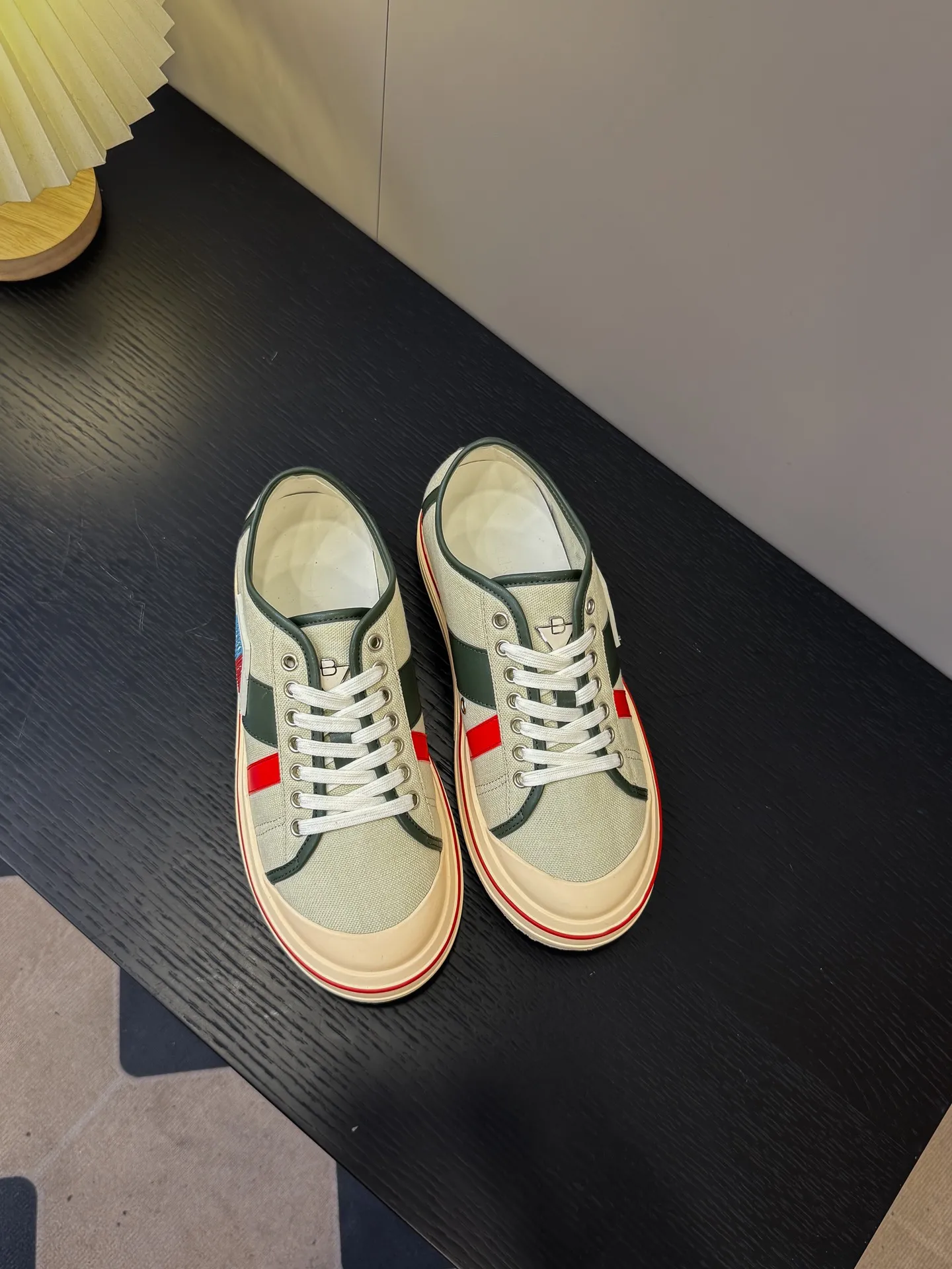 👟👟Ex-factory price 460👟👟 (Men's size +1️⃣0️⃣) BVOrbit's latest 2025 catwalk model, developed 1:1 from the original board, classic color matching elements! This is the biggest highlight of this shoe, eye-catching but not exaggerated design, super cool for daily use, super versatile whether paired with pants, sweaters or skirts, looks good no matter how you wear it, the more you look at it, the more you like it ❗️ Outsole: Original outsole color: 5 colors code number: female 35-40 male 39-44